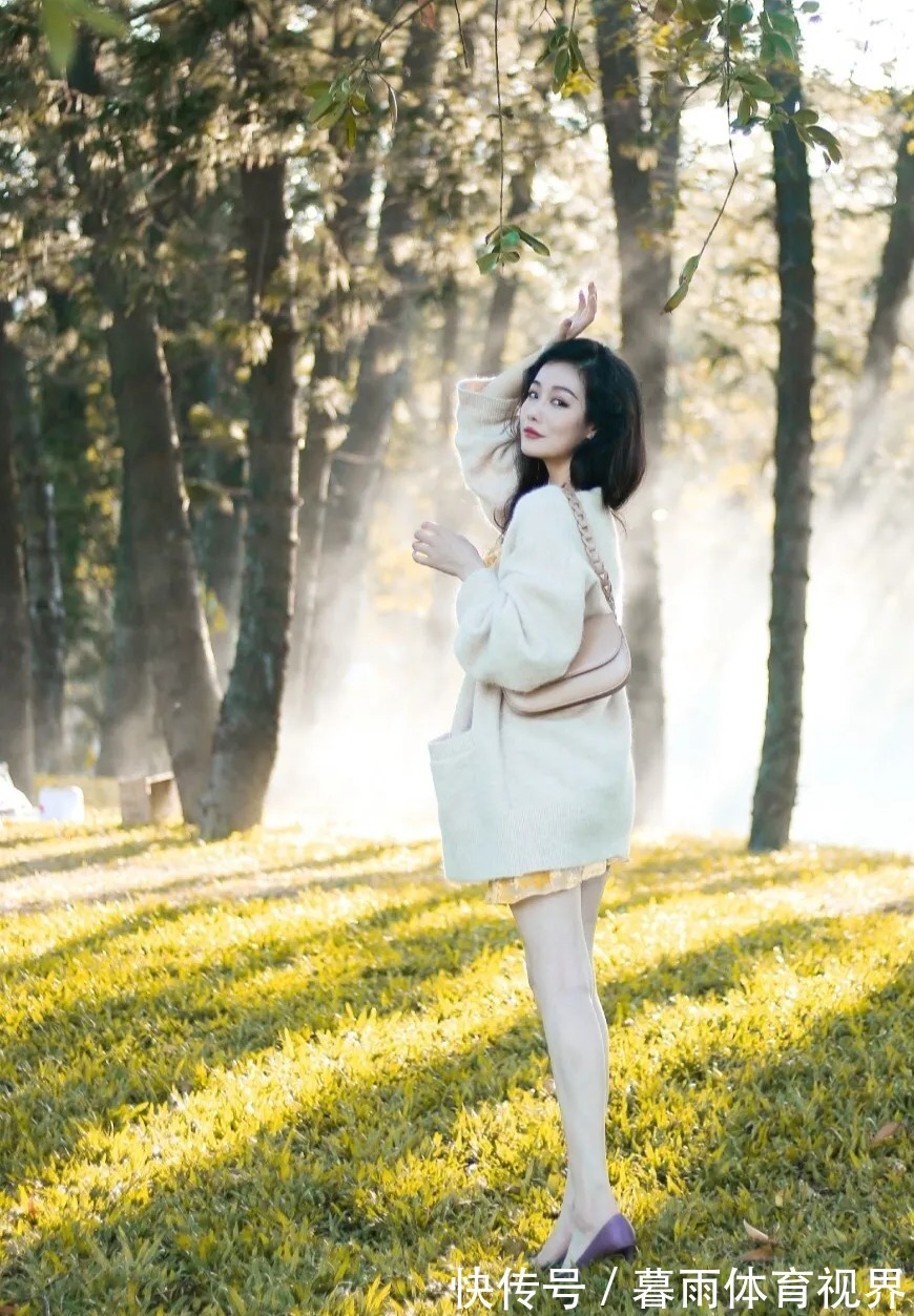 吊带 真丝吊带小裙子,大大的开衫,紫色高跟鞋,有漫不经心,慵懒风情