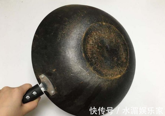 铁锅用久了,发黑还粘锅教你养锅技巧,旧锅也油光发亮,不粘锅