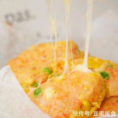 豌豆|把全家人征服的芝士拉丝鱼肉饼,好吃到过分