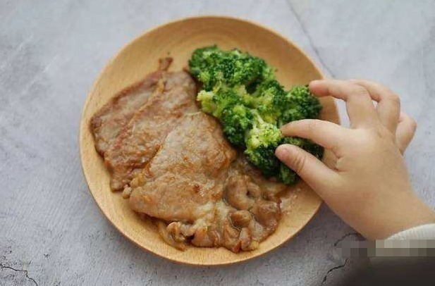 辅食|宝宝多大吃肉比较好吃“晚”了影响智力发育，附吃肉辅食攻略