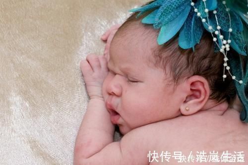 睡眠质量|宝宝一睡觉就爱满床打滚？说明养育方式出了问题，家长要及时纠正