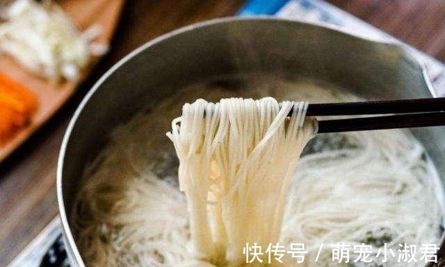 煮面条时,最忌水开下锅,面馆老板:牢记3点,面条爽滑又筋道