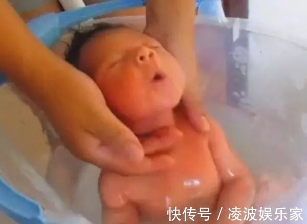 可爱|妈妈给新生儿洗澡,宝宝还以为自己没出生,这表情可爱到绝了