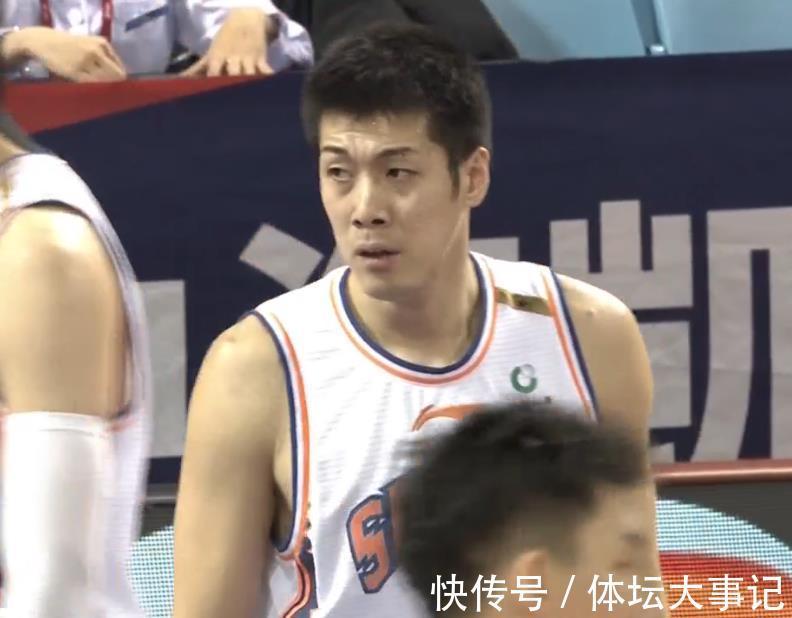 犯规|赛季双杀?上海半场落后17分,王哲林11+5,3次犯规,李春江又吃T
