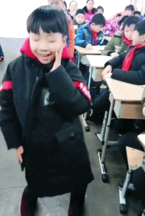 |搞笑GIF:妹子在某音学的吧,跳得还不错