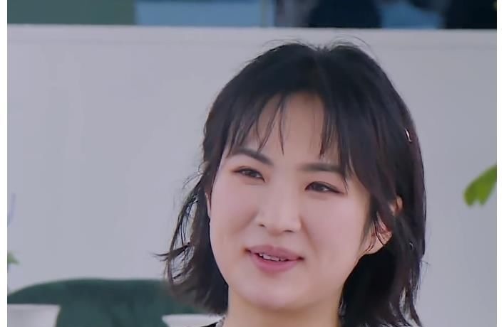 姚安娜和周也同框后,才知普通女孩和女明星的差距有點大!