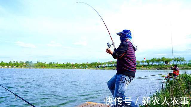 湖北一男子盘黑坑,意外钓起126斤的大青鱼,塘主直言:镇塘之宝