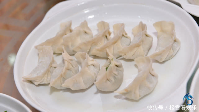  下锅|煮饺子时，记得不要开水就下锅，多加1步，饺子鲜香不破皮！