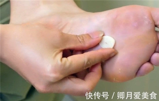 睡觉前，在脚底贴一片蒜瓣有奇效，看完回家也试试