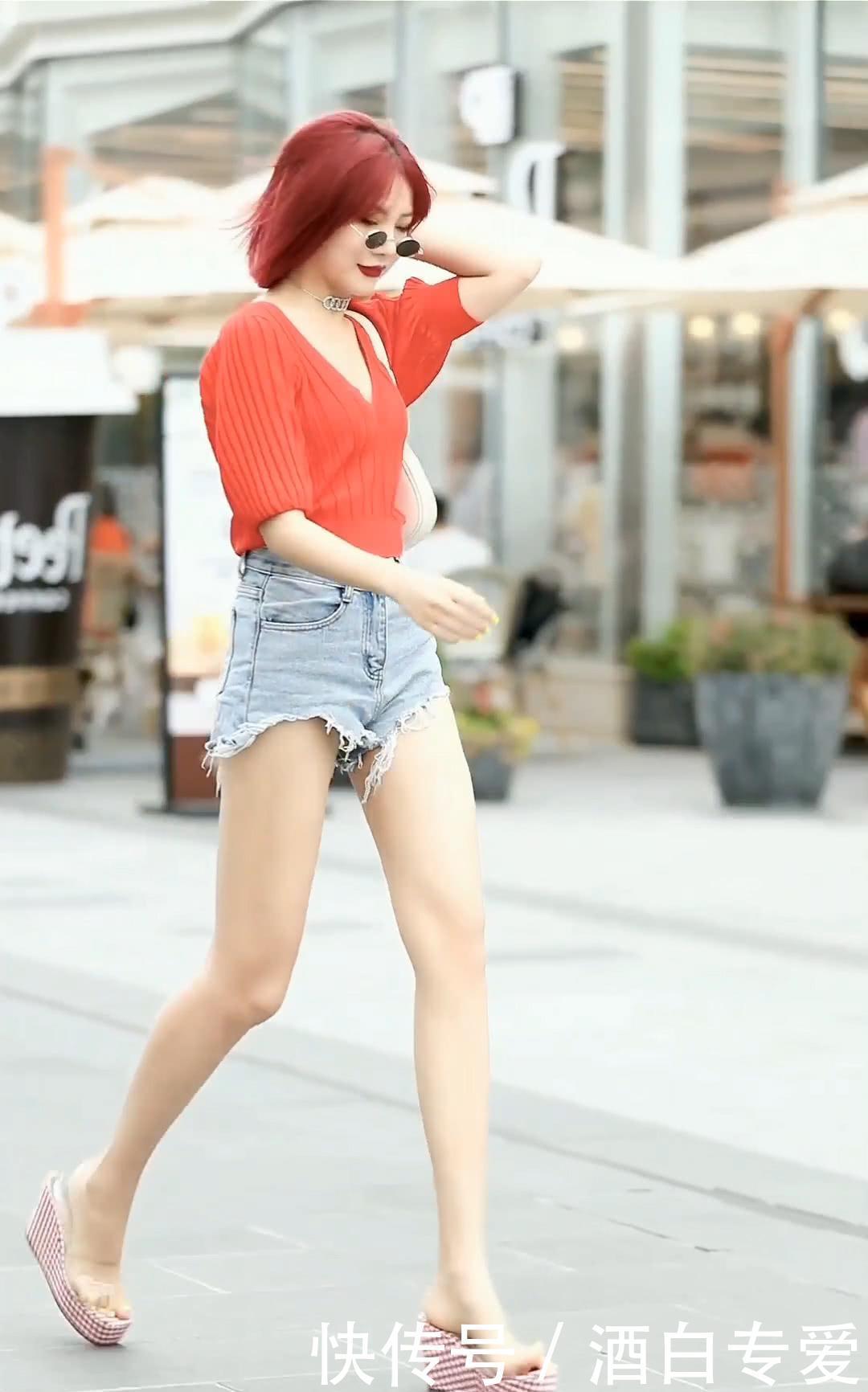 红色的衬衫配牛仔裤，穿出了绝佳的身材，酷女孩也有成熟的风