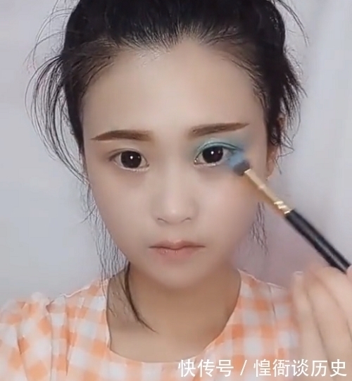 初中生仿妆“糖宝”，开局：作业布置的太少？结尾：“大佬出教程吗？”