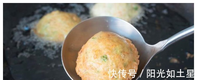 懒人版油饼做法,不用揉面,手不沾面,筷子一搅,外酥里软比肉香!