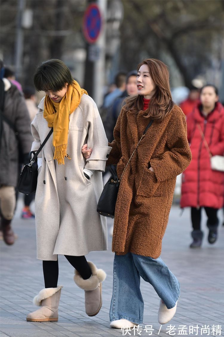 美女 街拍:美女米白色短款羽绒服搭配一条米色针织裙,浅色更显得干净