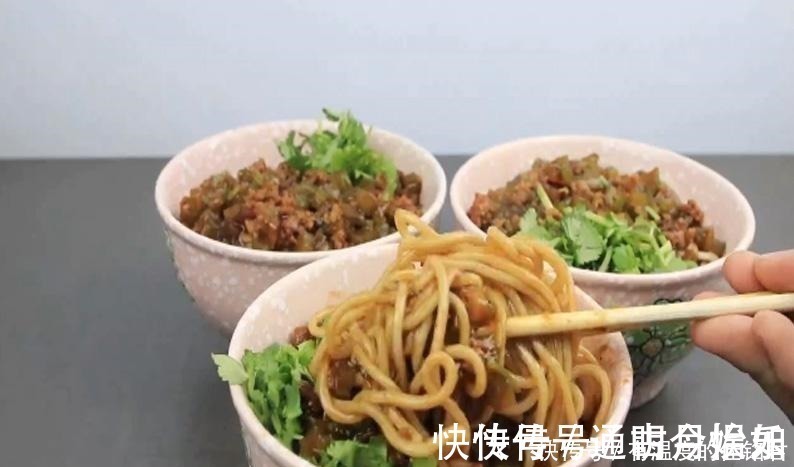 做炸酱面时,最忌出锅即吃,面点师记住这2点,面条劲道又滑爽