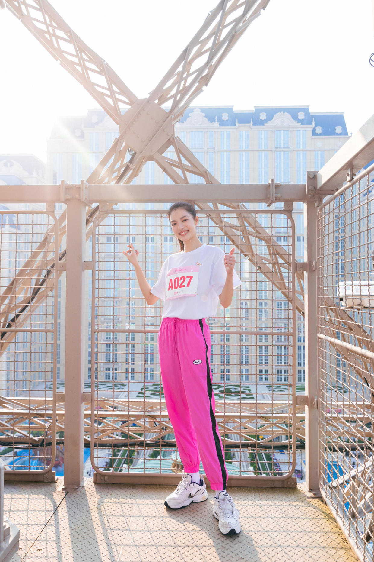 吊带连衣裙|钟楚曦的身材比例太完美,一袭吊带连衣裙性感优雅,美得让人心动