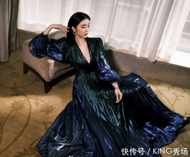 搭配|“清冷美人”赵小棠,穿深V领连衣裙,大秀完美身姿超吸睛