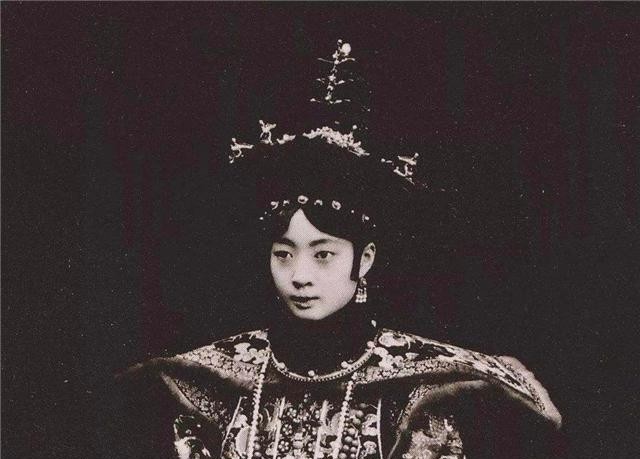 溥仪|只和溥仪相处5年,却让溥仪爱了一生的女子,死后两人合葬