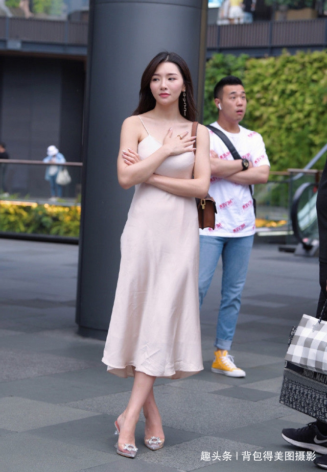 女生们|路人街拍，美女选择一款米白色的露肩连衣裙，时尚又有女神范