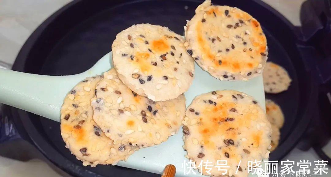 松软|芝麻饼干新做法，锅里一烙，松软香甜不加油，没烤箱也能一次成功