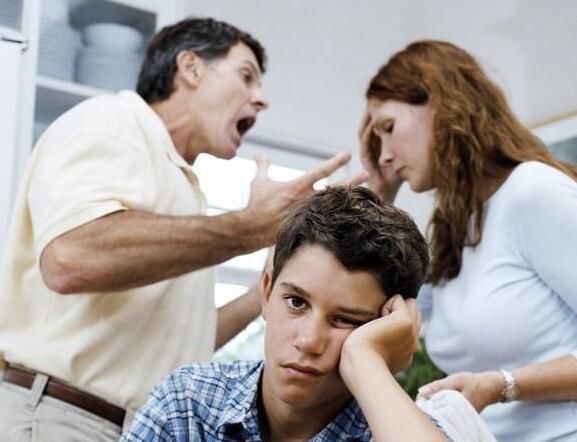 父母|父母这4种行为,会让孩子慢慢变“笨”,再不注意会害了孩子