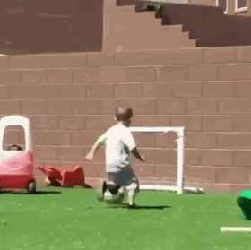 |搞笑GIF:爱妃别怕,朕帮你人工呼吸!