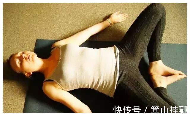 骨盆|仰卧束角式每天躺几分钟，放松身心，打开髋部，好处多多