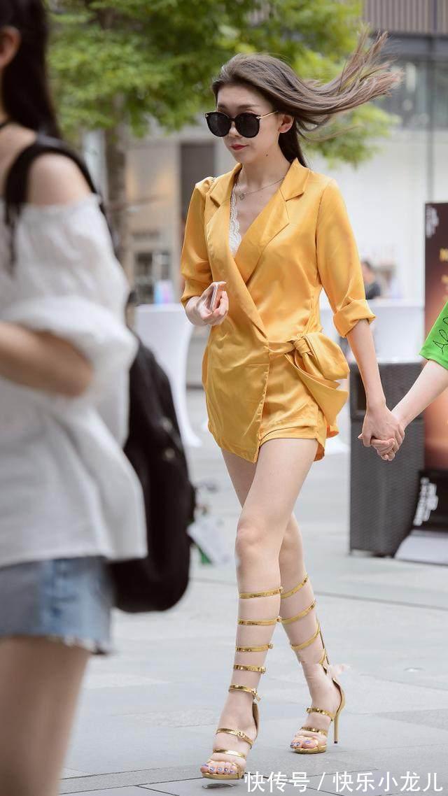 白皙|时尚搭配,小姐姐身穿白色裙装,搭配黑色高跟鞋,看上去时尚优雅