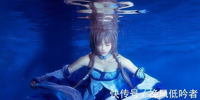 女生水底COS洛天依,竟能睁着眼睛,网友:好难啊,做不到!