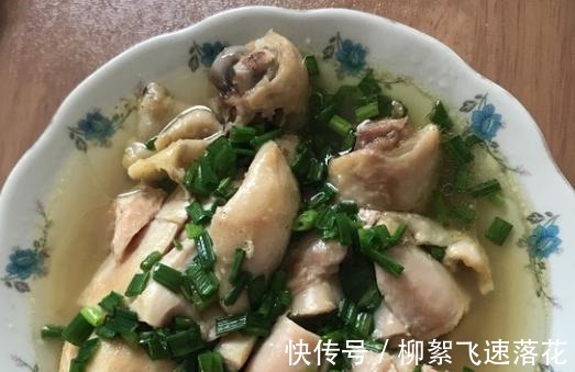 鸡肉别再炖汤了,教你1道“葱油鸡”,鸡肉嫩滑多汁,鲜香下饭!