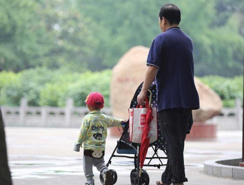 奶奶|把孩子从1个月带到4岁，反手就跟奶奶亲，姥姥心里有苦说不出