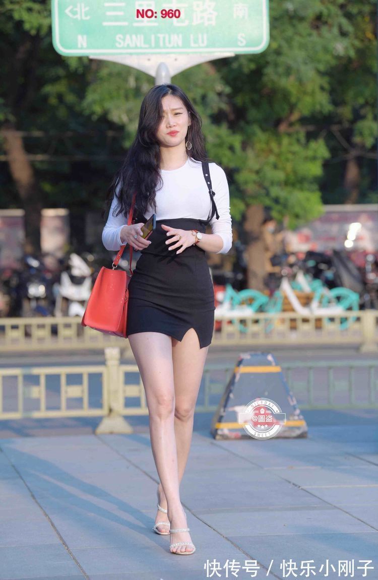 装扮 轻盈飘逸的连衣裙装扮展现绝佳的气质,彰显女人的气质,优雅出街