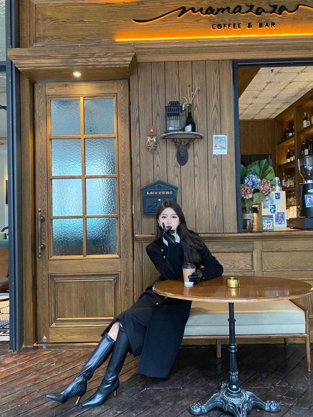 风格 天冷了,穿一件黑色大衣百搭不挑人,还能提升气质又温暖显瘦