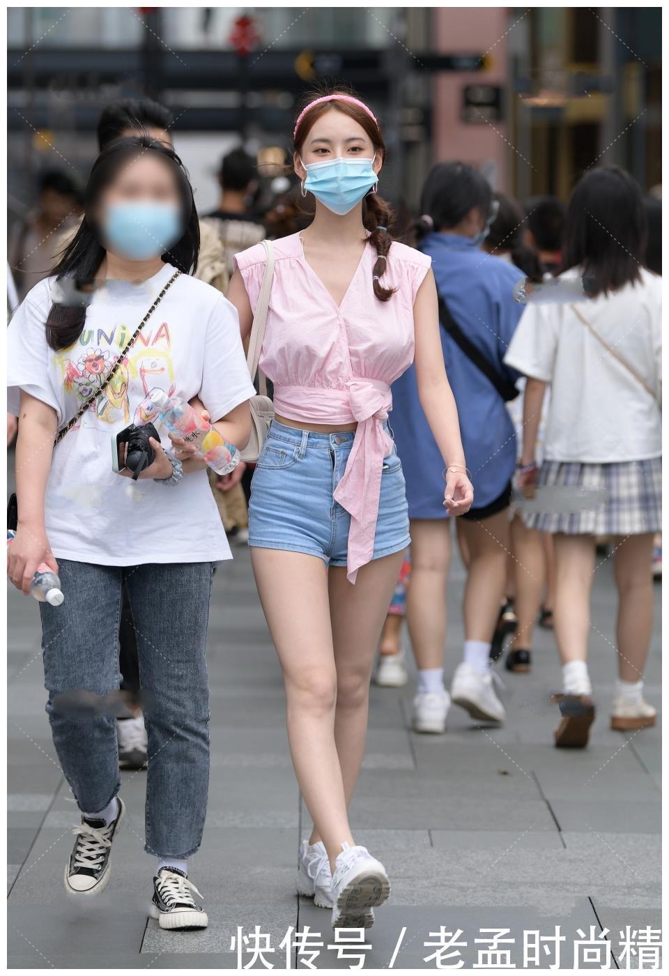 搭配|街拍:粉色的无袖上衣搭牛仔短裤,配上甜美减龄的马尾辫,尽显清新可人