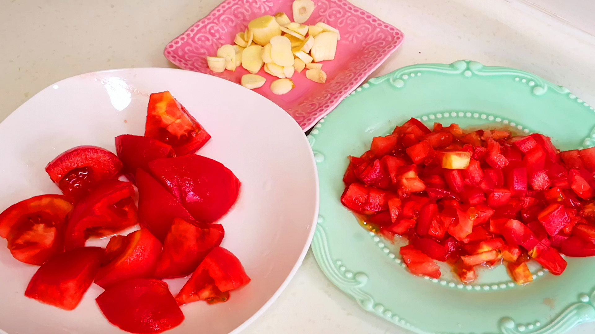土豆和西红柿一起做,实在太好吃了,我家隔三差五吃,比吃肉还香