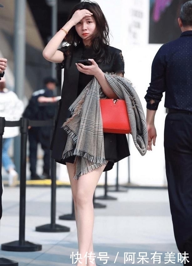 街拍裙子穿着显青春活力,让你一秒回到18岁美