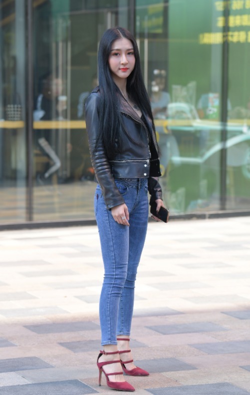脚背|美女街拍:甜美的小姐姐,身穿皮衣+牛仔裤,机车风格与女性魅力的完美融合