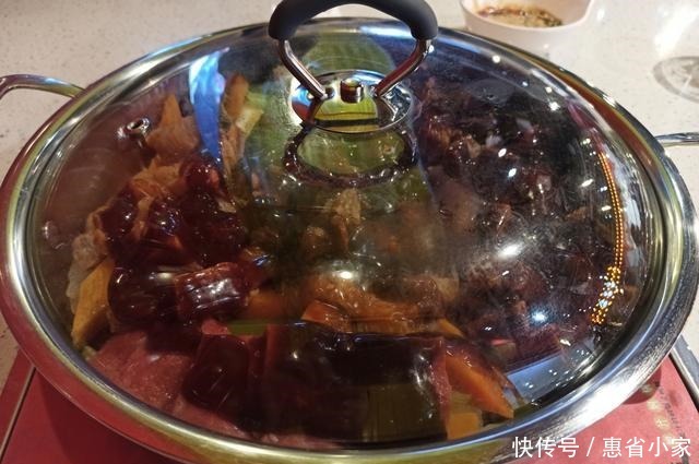 河南信阳,万达广场五楼的鲍汁焖锅还不错哟,吃货们可以去尝尝噢