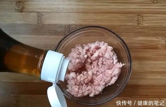 拿肉都不换的鱼香茄子做法，制作简单明了，看着就很香！