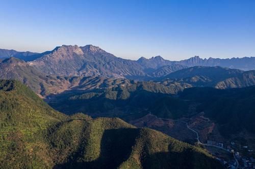 群峰如巨龙肋骨：灵山形成没有标准答案，却是人山和谐相处典范