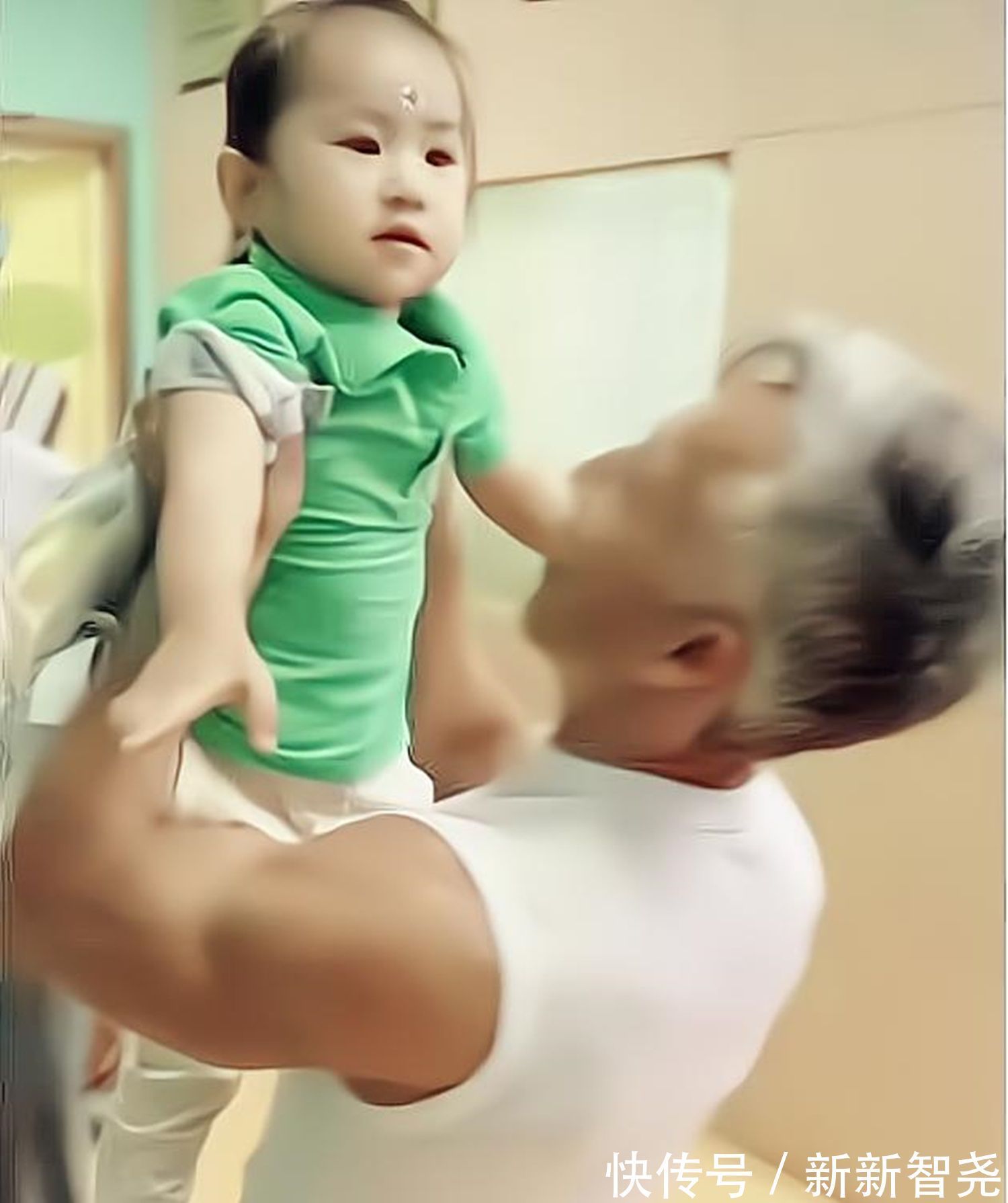 自律|60岁爷爷去幼儿园接孙女,身材成焦点,很多年轻爸爸自愧不如