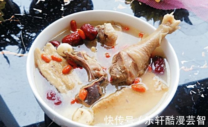 炖鸡汤|秋天多喝汤,炖鸡汤时记住“2窍门”,鸡汤清亮不黑,鲜香味美