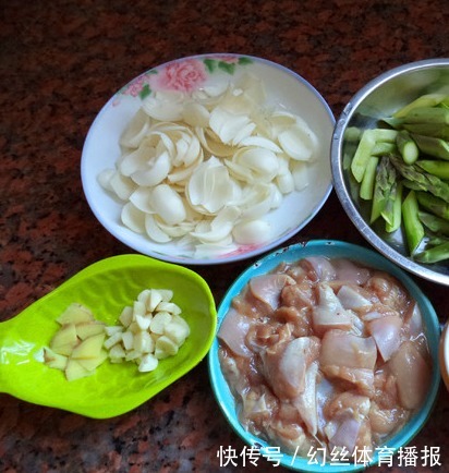 百合炒鸡丁|天热没食欲，教你做百合炒鸡丁，鲜香美味又低脂，天天吃不腻！