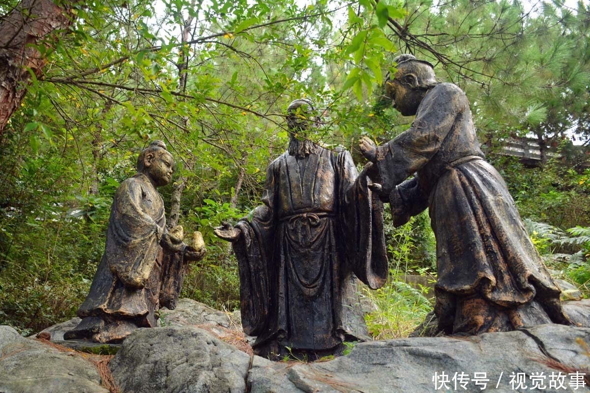  山上|山上安装众多雕塑，活灵活现栩栩如生，孩童将其当“玩具”