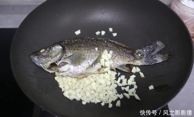 鱼刺|鱼刺卡在喉咙里,别再尝试土方法了!教你1招,鱼刺自己跑出来!