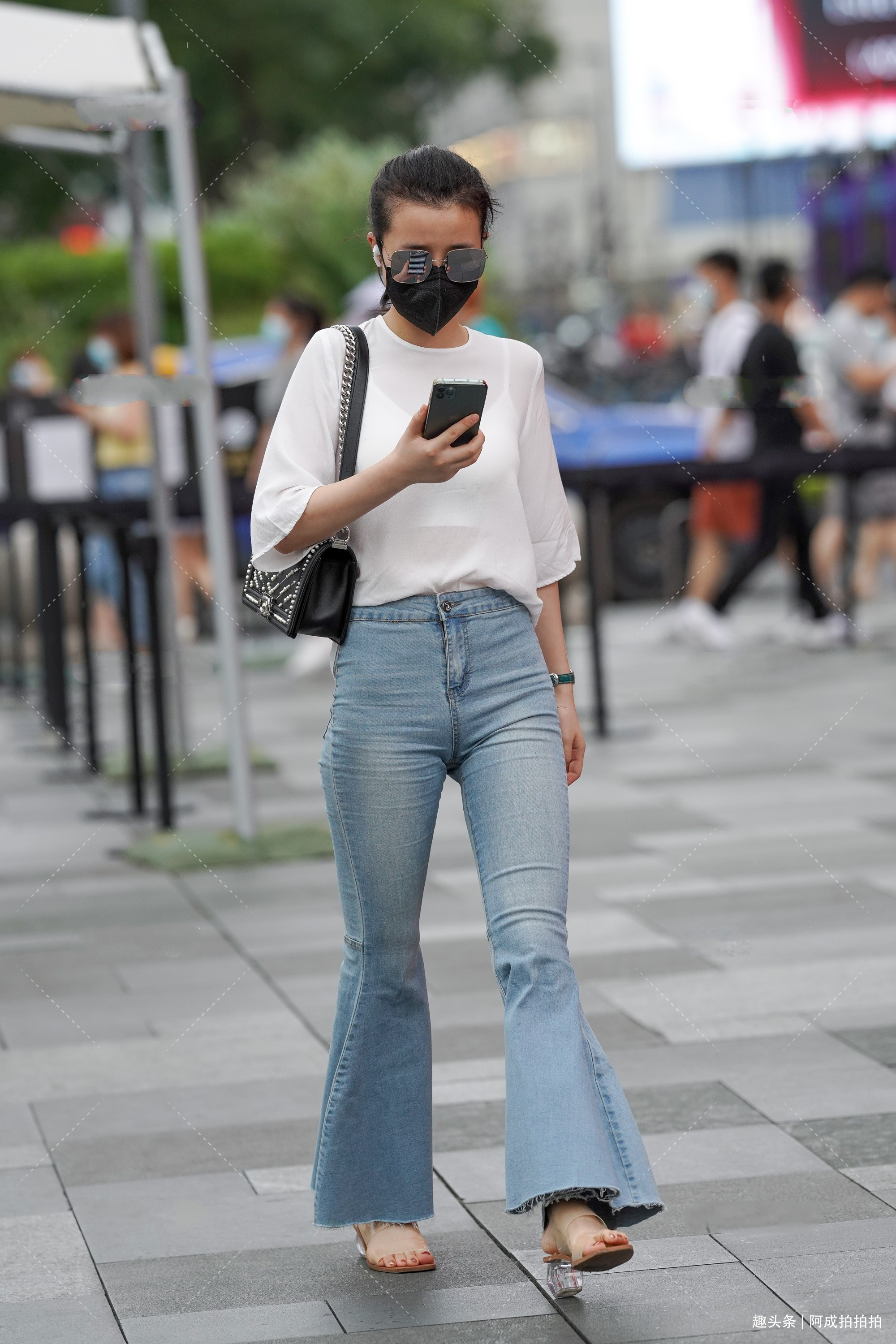 白色上衣 白色上衣搭配牛仔裤,简单大方又好看,时髦感十足