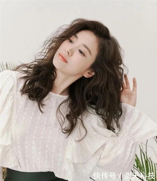 波浪 40岁女人头发不要剪太短,今年流行这3款发型,好看减龄又显气质