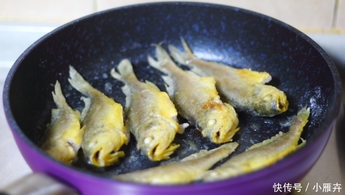 天冷了给家人炖一锅小黄鱼炖豆腐，鱼肉鲜嫩，风味独特，常吃补钙