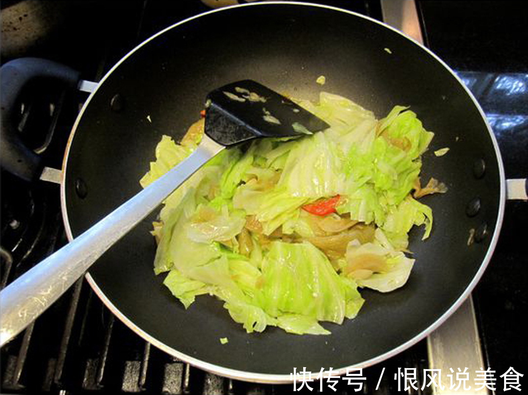 酸菜和包菜一起这样做,味道赛过吃肉,做了一大盆,一点没剩下!