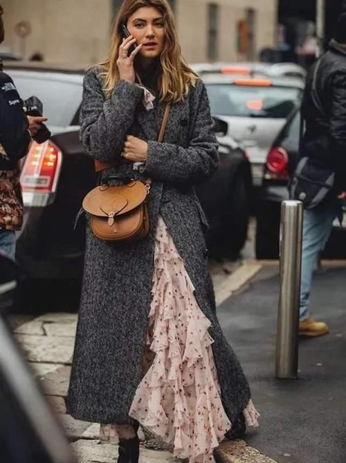 ?女人过了45岁,出门少穿这3种“装嫩色”,显胖俗气还掉价