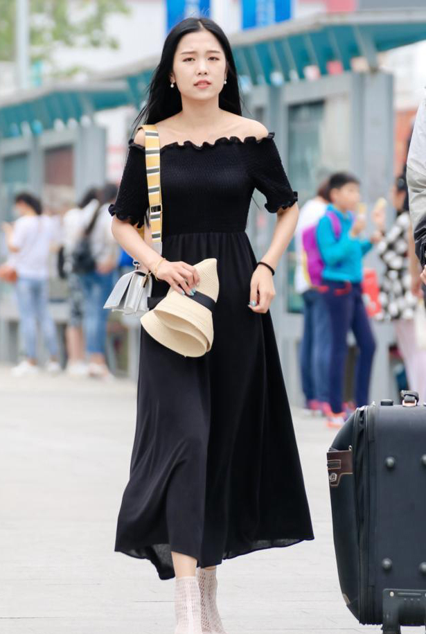 街拍：青春有活力的美女，长相靓丽气质不错，真的吸引眼球